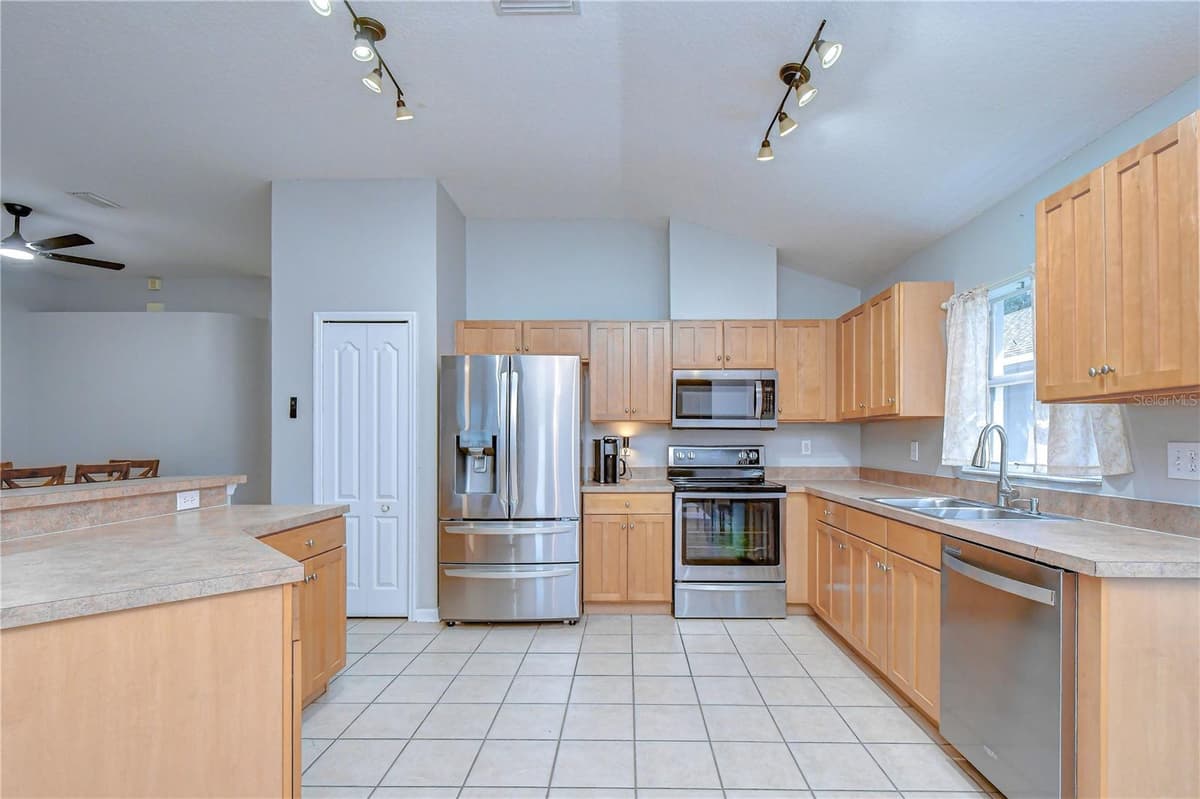 11117 RODEO LANE — photo 7 of 32