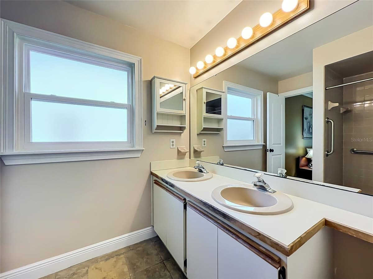 859 YORKTOWNE DRIVE — photo 17 of 27