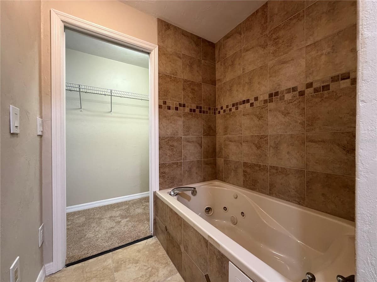 1013 INDIAN OAKS — photo 16 of 25