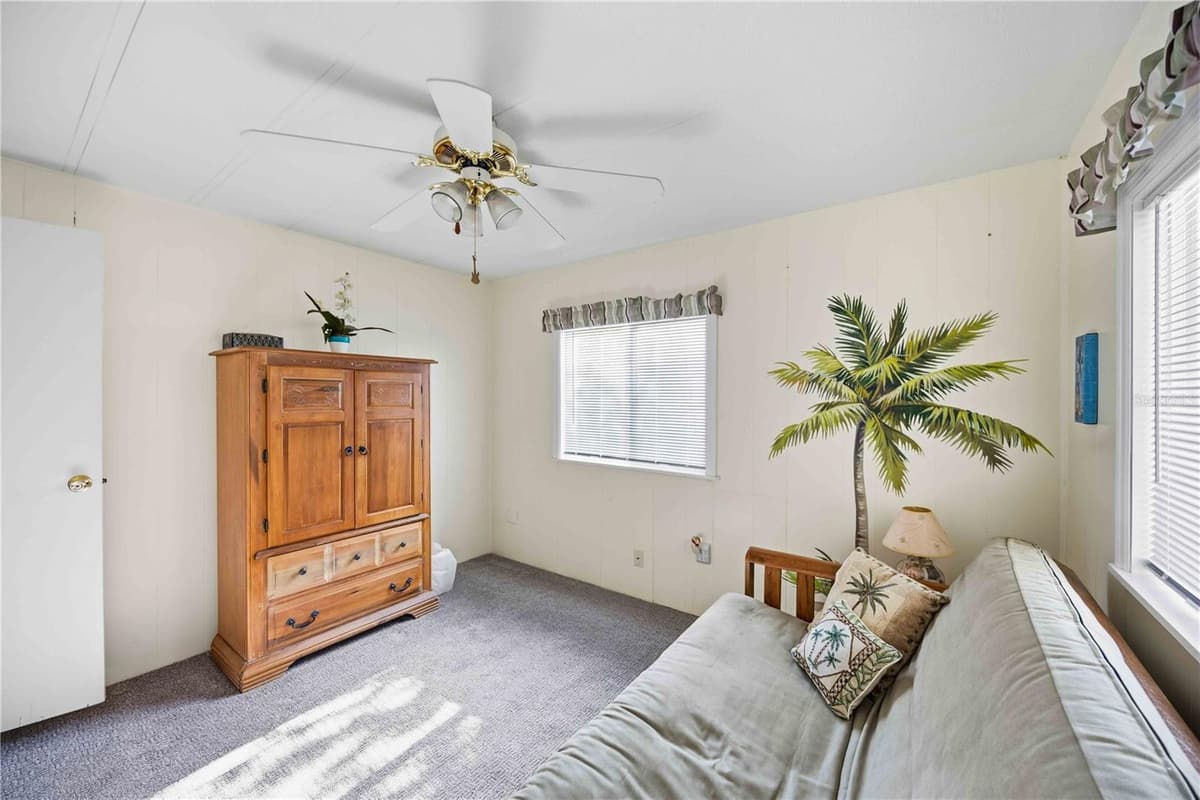 16 GRANADA PLAZA — photo 18 of 37