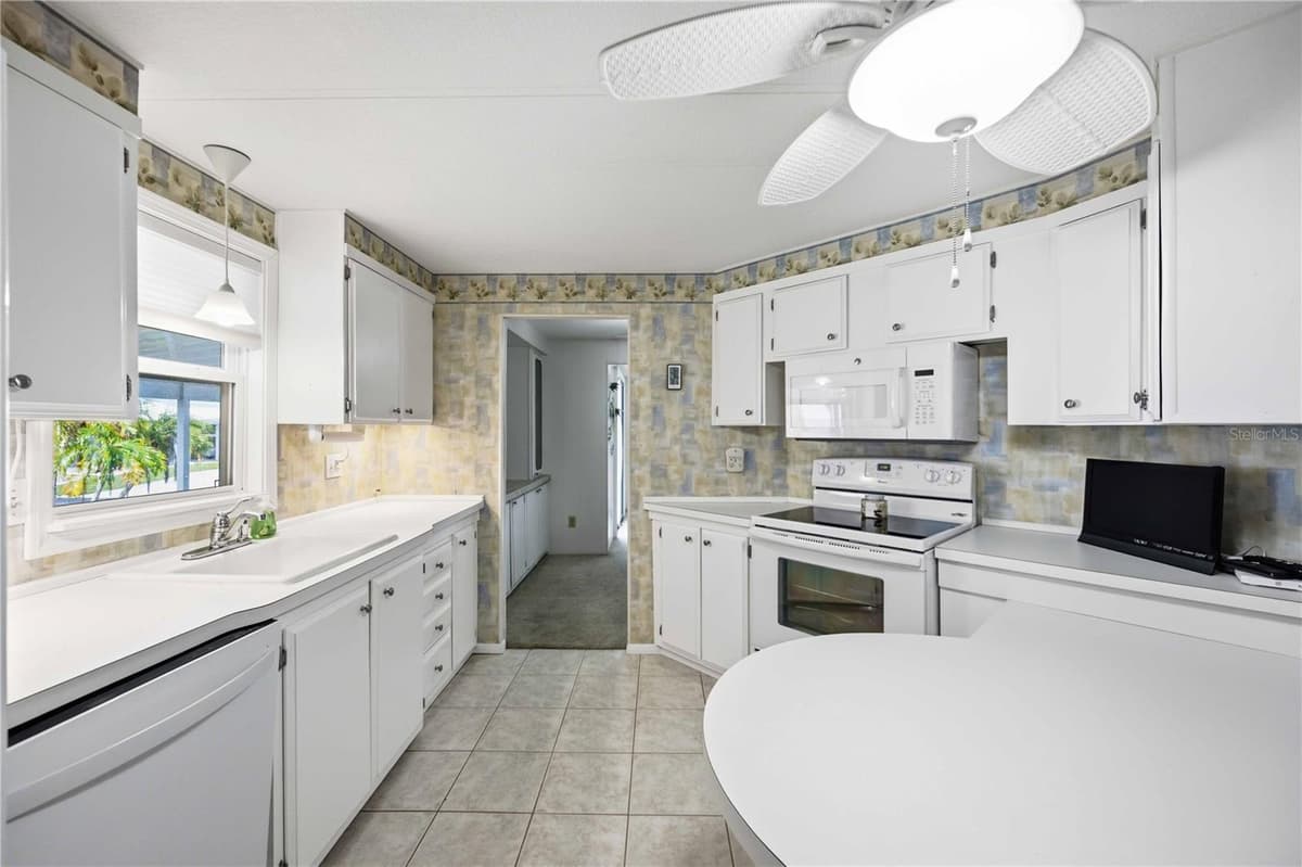 16 GRANADA PLAZA — photo 14 of 37