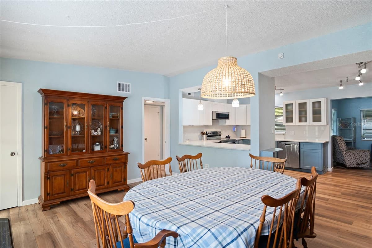 1840 POWERS DRIVE — photo 5 of 38
