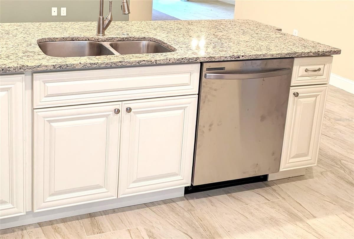 104 ROBERTS AVENUE — photo 5 of 14