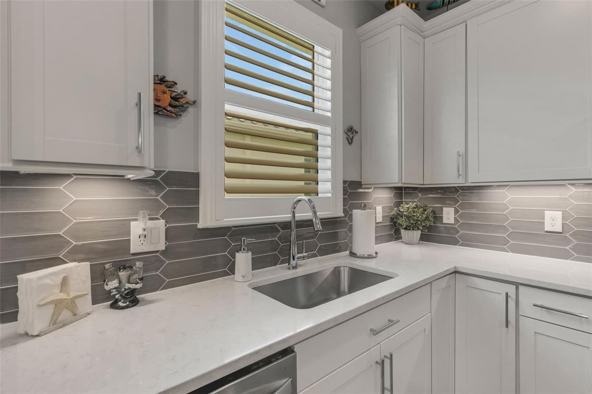 10374 ABACO FALLS DRIVE — photo 10 of 81