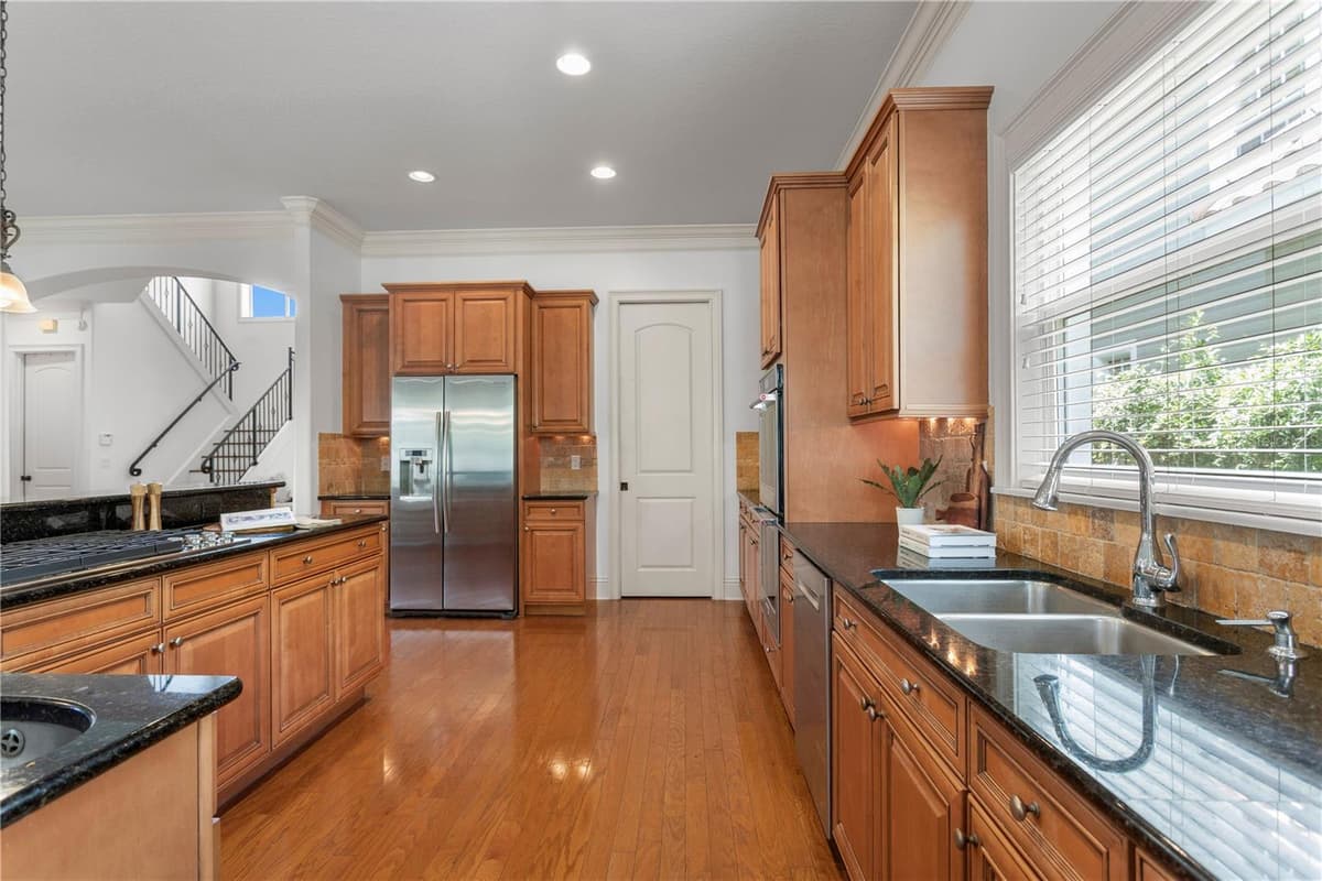 3911 DALE AVENUE — photo 15 of 65