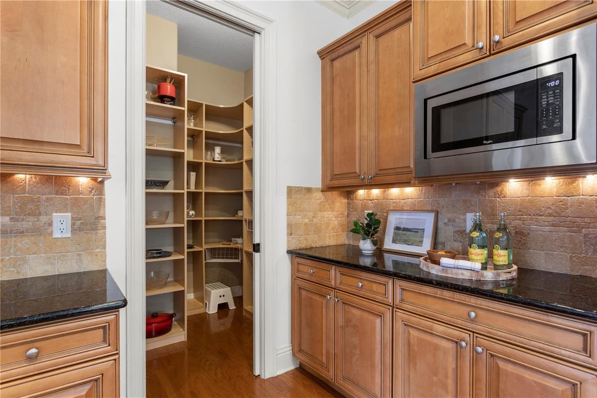 3911 DALE AVENUE — photo 17 of 65