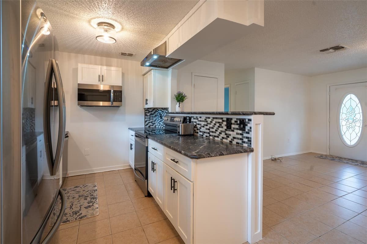 1049 BIRCH BOULEVARD — photo 10 of 30