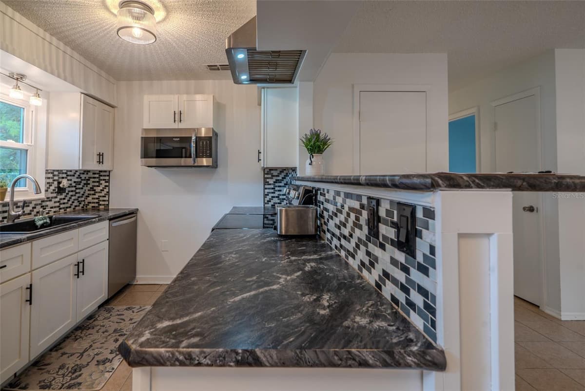 1049 BIRCH BOULEVARD — photo 8 of 30