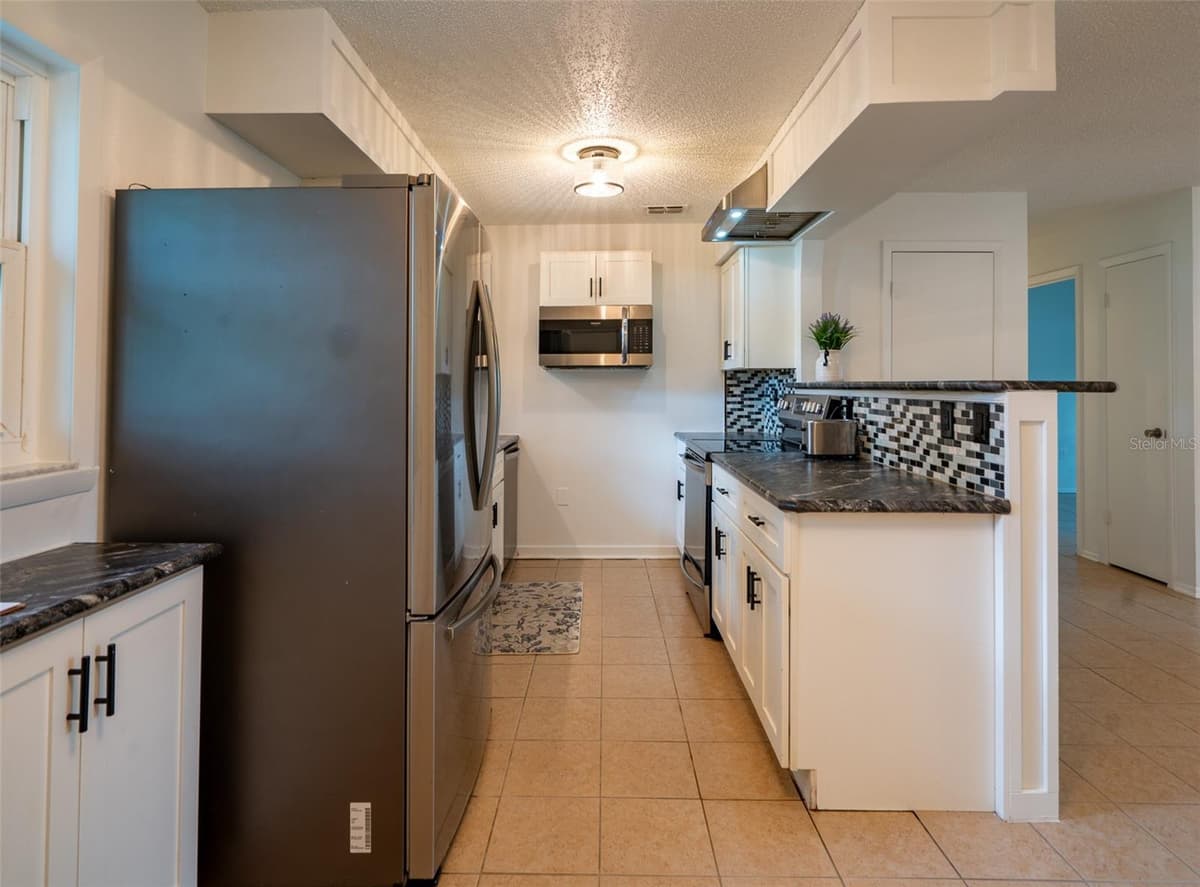 1049 BIRCH BOULEVARD — photo 9 of 30