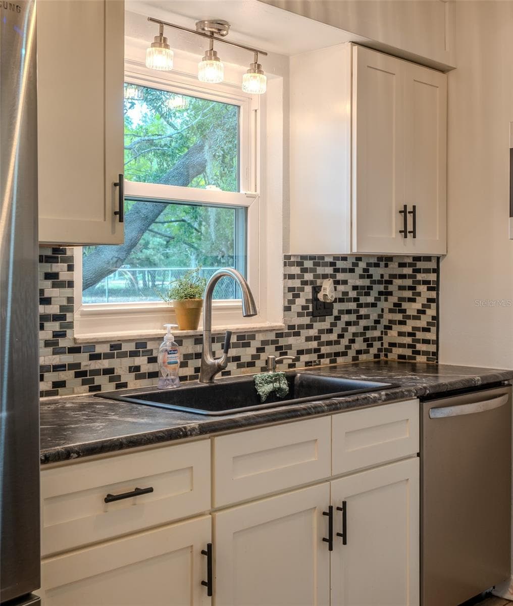 1049 BIRCH BOULEVARD — photo 11 of 30