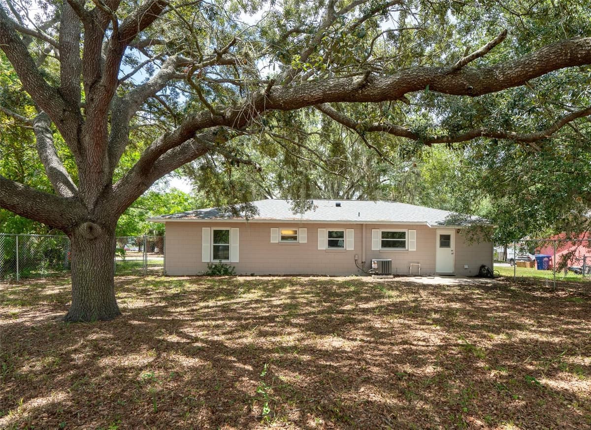 1049 BIRCH BOULEVARD — photo 3 of 30