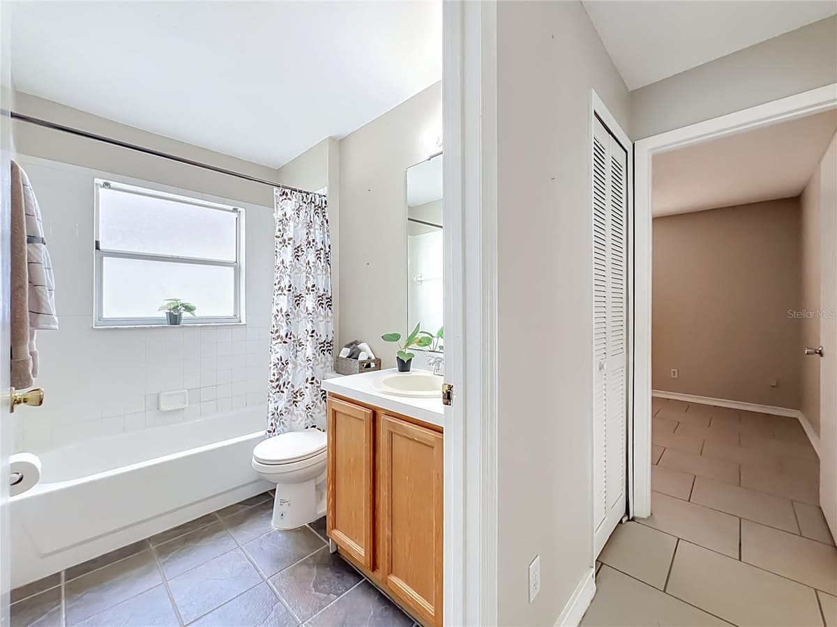 930 RIVECON AVENUE — photo 34 of 40
