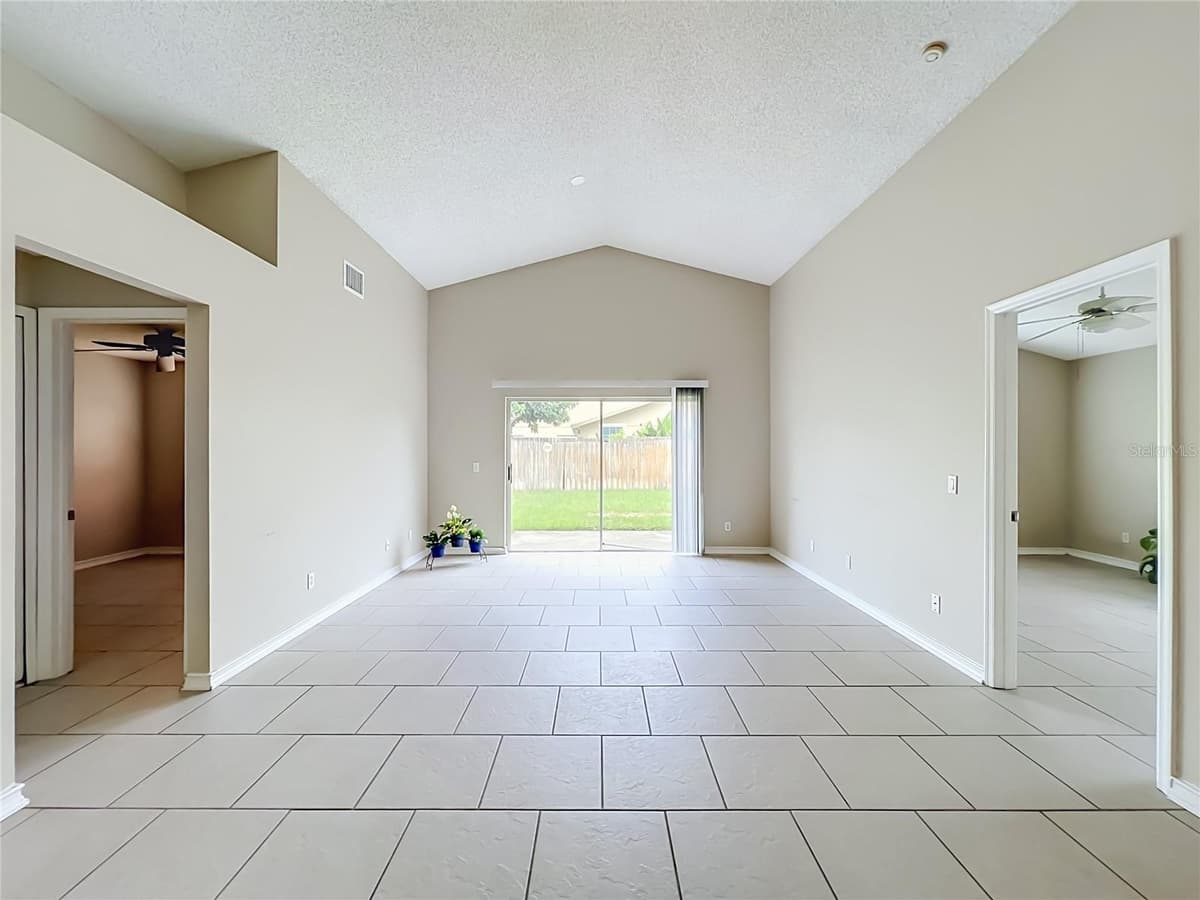 930 RIVECON AVENUE — photo 4 of 40