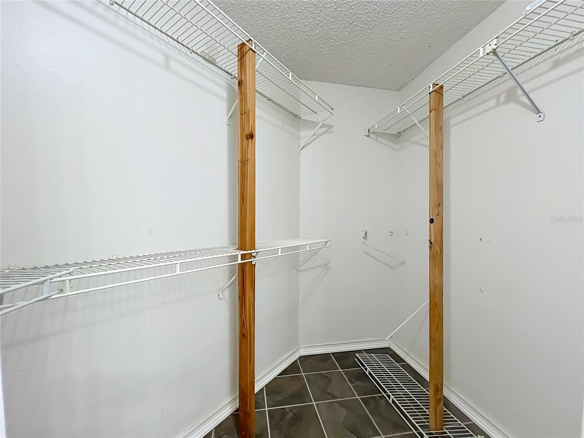 930 RIVECON AVENUE — photo 25 of 40