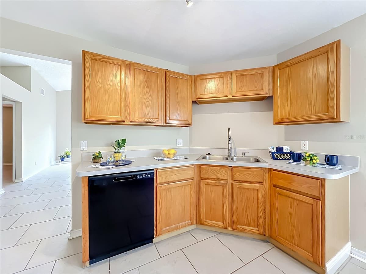 930 RIVECON AVENUE — photo 16 of 40