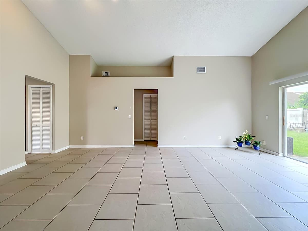 930 RIVECON AVENUE — photo 8 of 40
