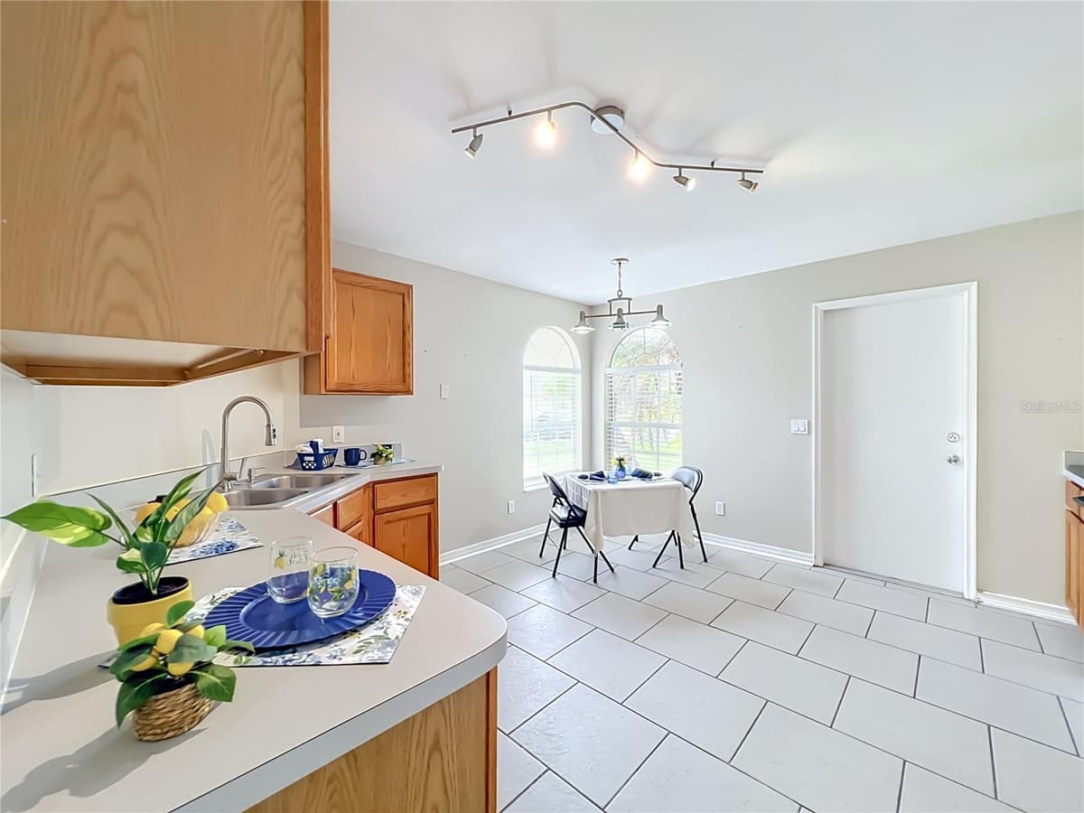 930 RIVECON AVENUE — photo 10 of 40