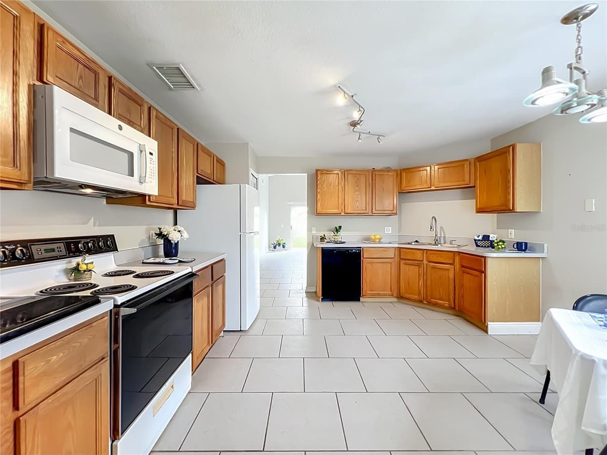 930 RIVECON AVENUE — photo 11 of 40