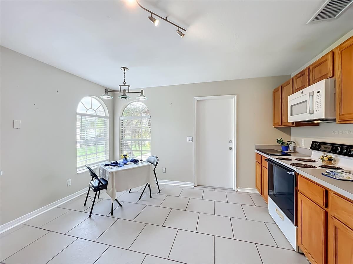 930 RIVECON AVENUE — photo 15 of 40