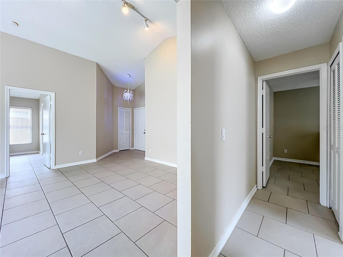 930 RIVECON AVENUE — photo 27 of 40
