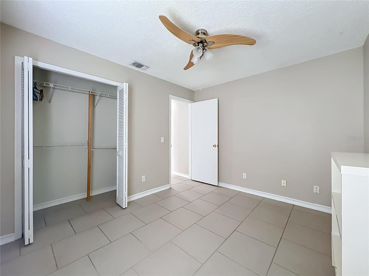 930 RIVECON AVENUE — photo 32 of 40