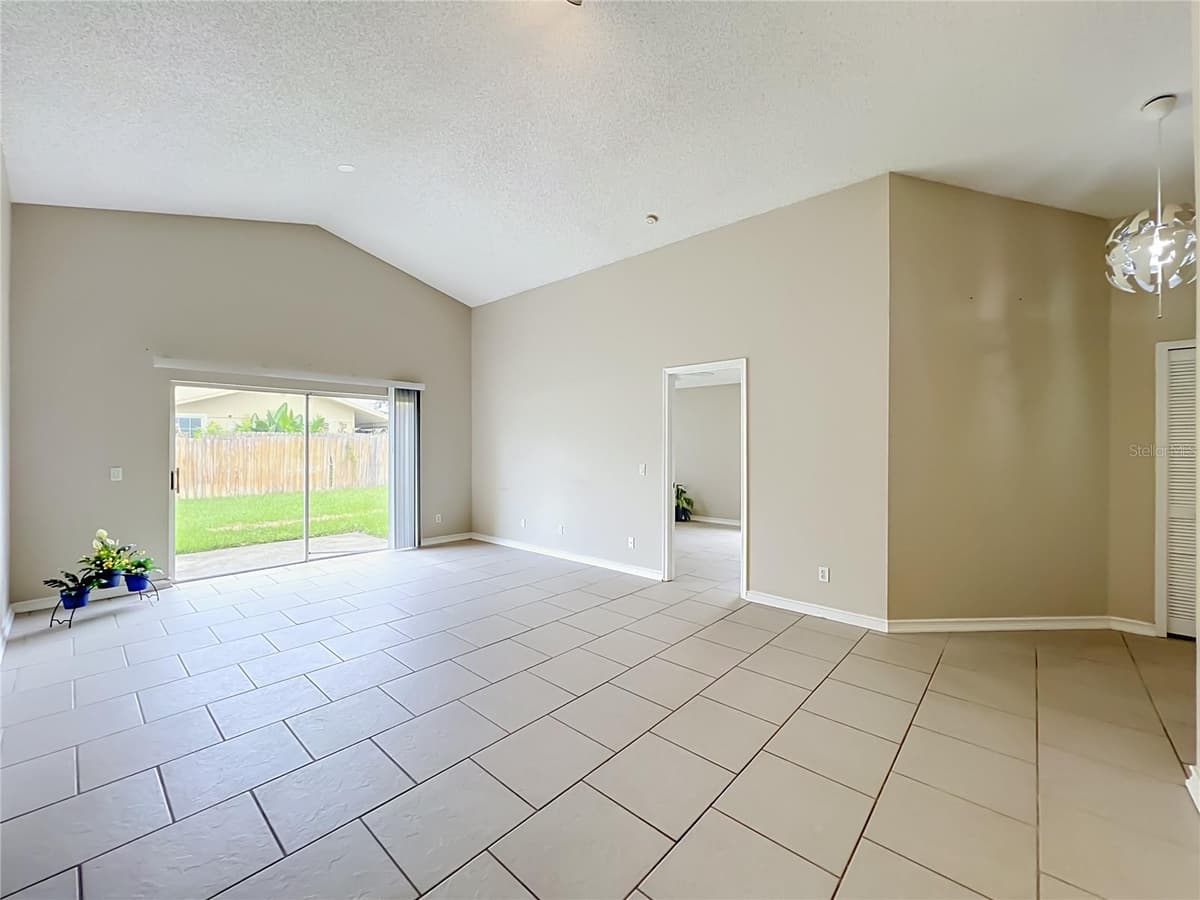 930 RIVECON AVENUE — photo 5 of 40