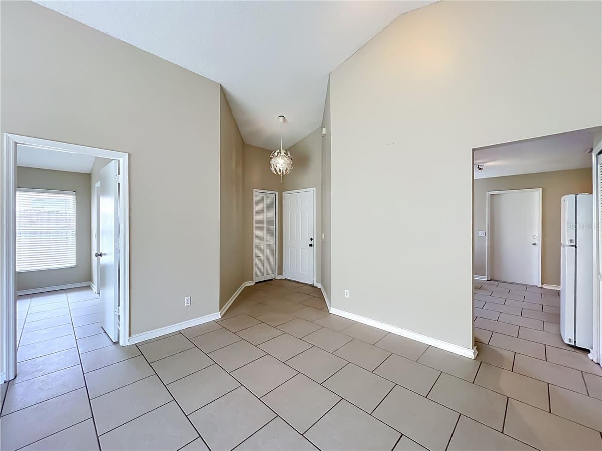 930 RIVECON AVENUE — photo 9 of 40