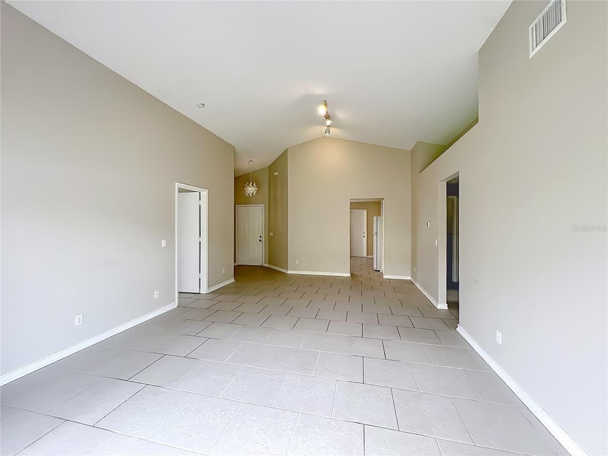 930 RIVECON AVENUE — photo 6 of 40