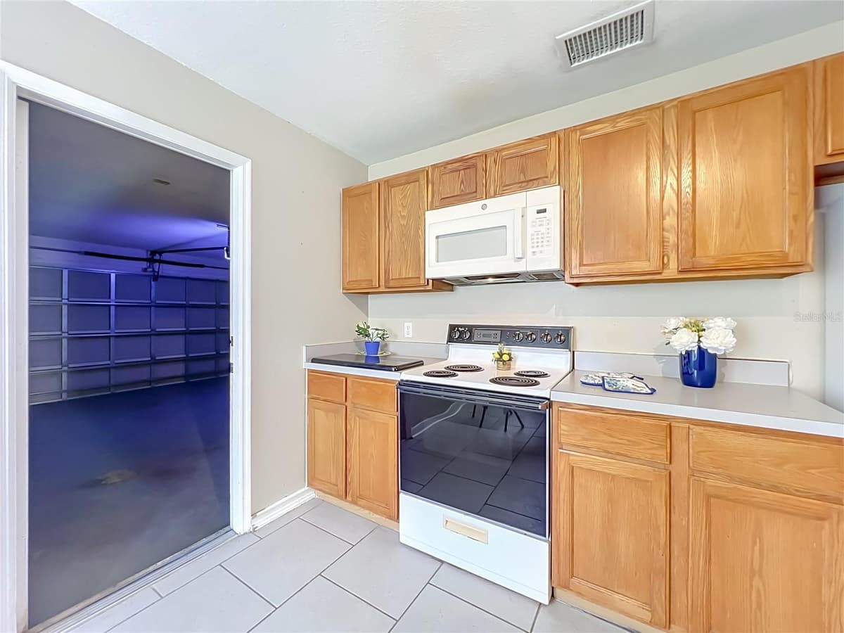 930 RIVECON AVENUE — photo 13 of 40