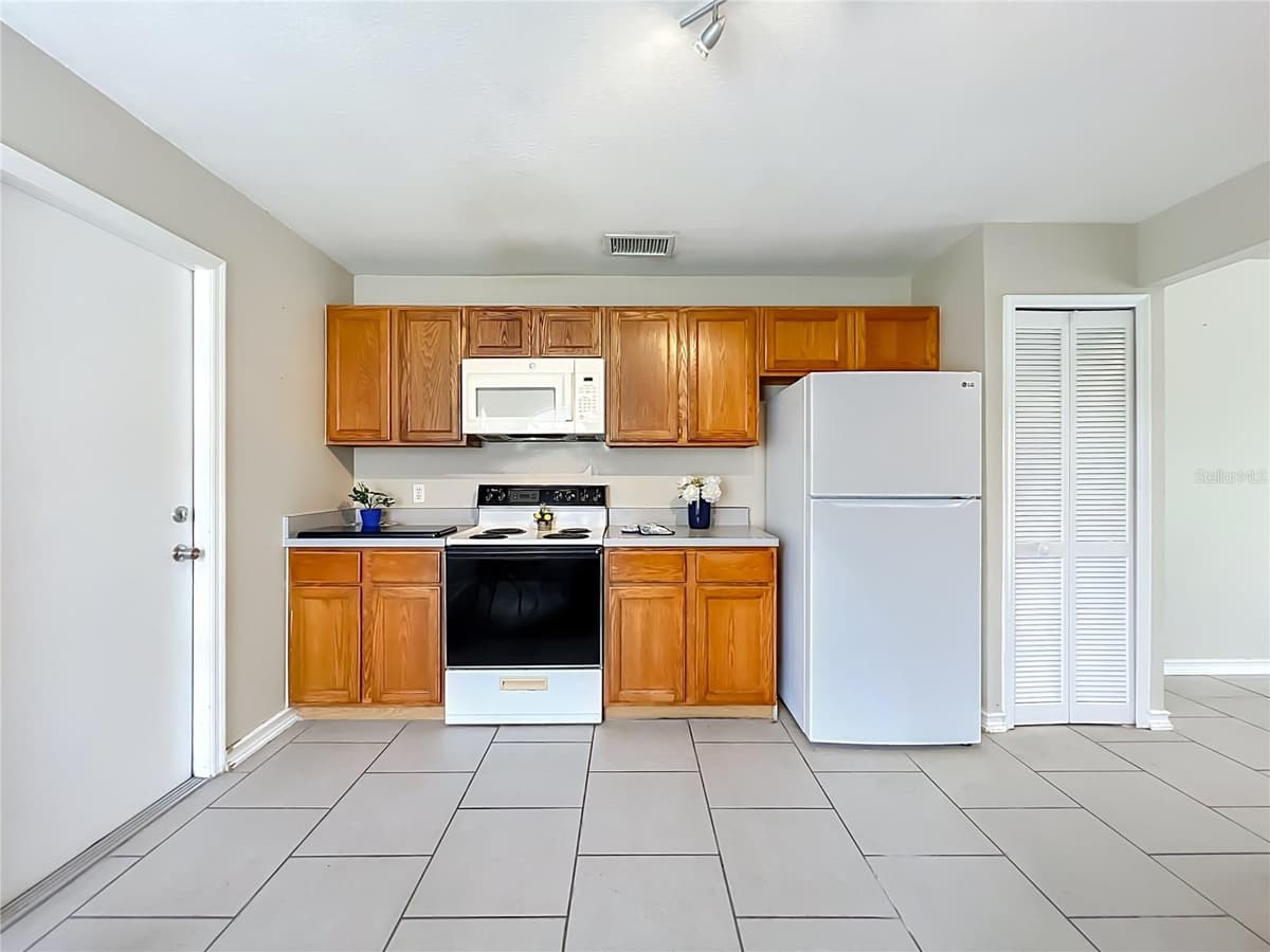 930 RIVECON AVENUE — photo 14 of 40