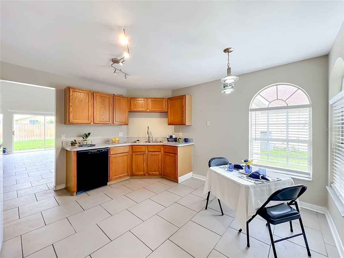 930 RIVECON AVENUE — photo 17 of 40