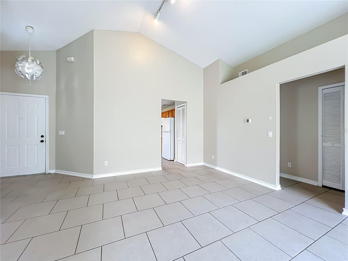 930 RIVECON AVENUE — photo 7 of 40