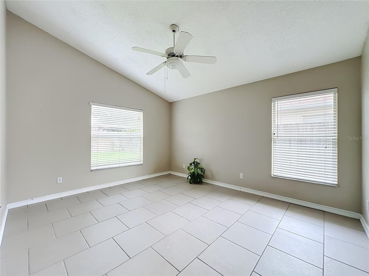 930 RIVECON AVENUE — photo 18 of 40