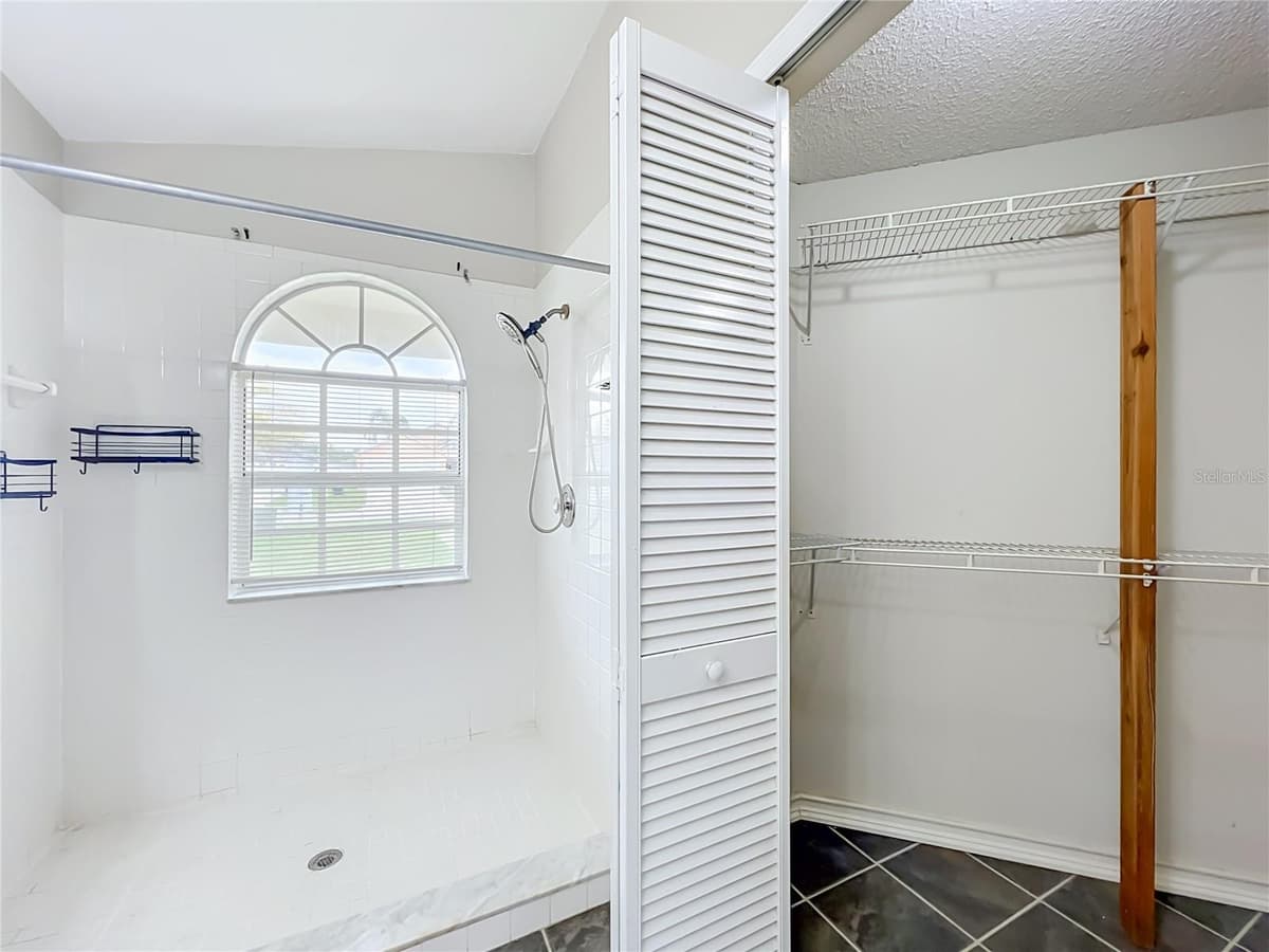 930 RIVECON AVENUE — photo 24 of 40