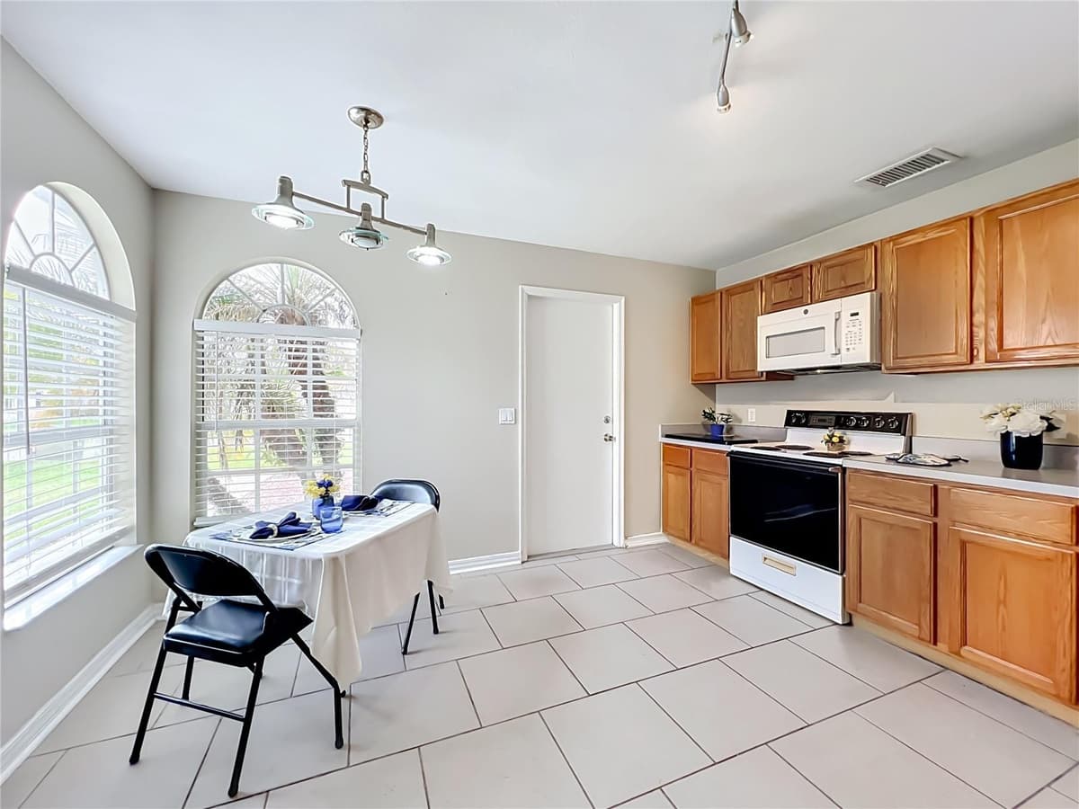 930 RIVECON AVENUE — photo 12 of 40