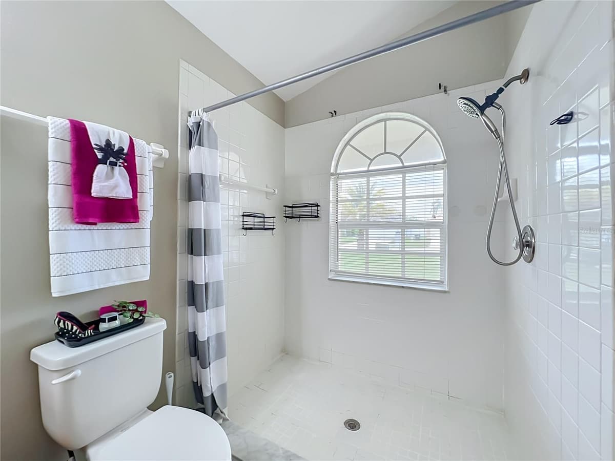 930 RIVECON AVENUE — photo 22 of 40