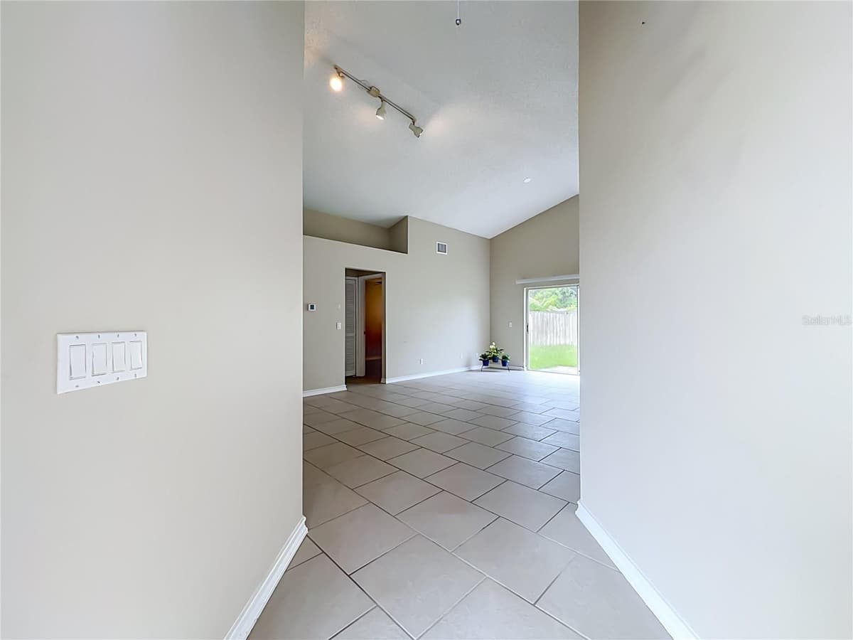 930 RIVECON AVENUE — photo 2 of 40