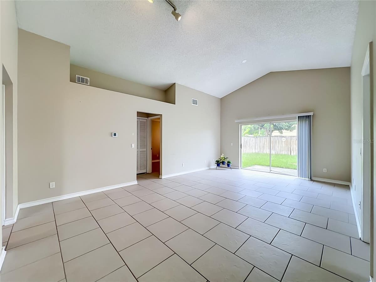 930 RIVECON AVENUE — photo 3 of 40