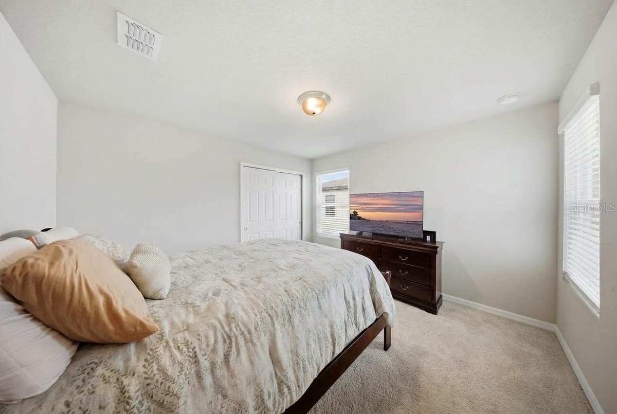 959 ROBIN HOLLY STREET — photo 16 of 41