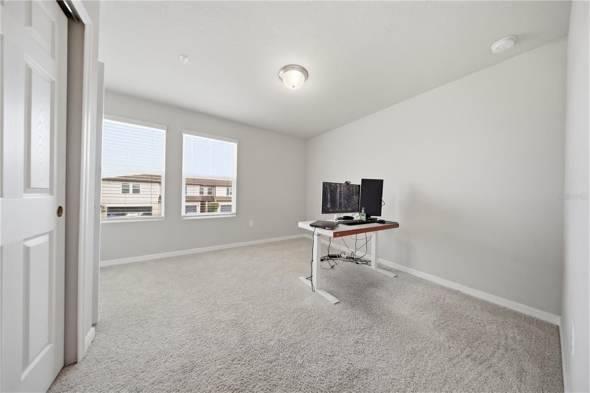 959 ROBIN HOLLY STREET — photo 9 of 41