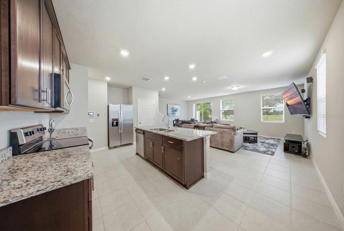 959 ROBIN HOLLY STREET — photo 13 of 41
