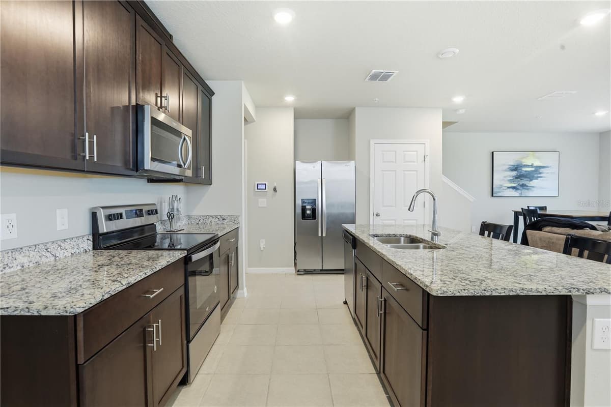 959 ROBIN HOLLY STREET — photo 10 of 41