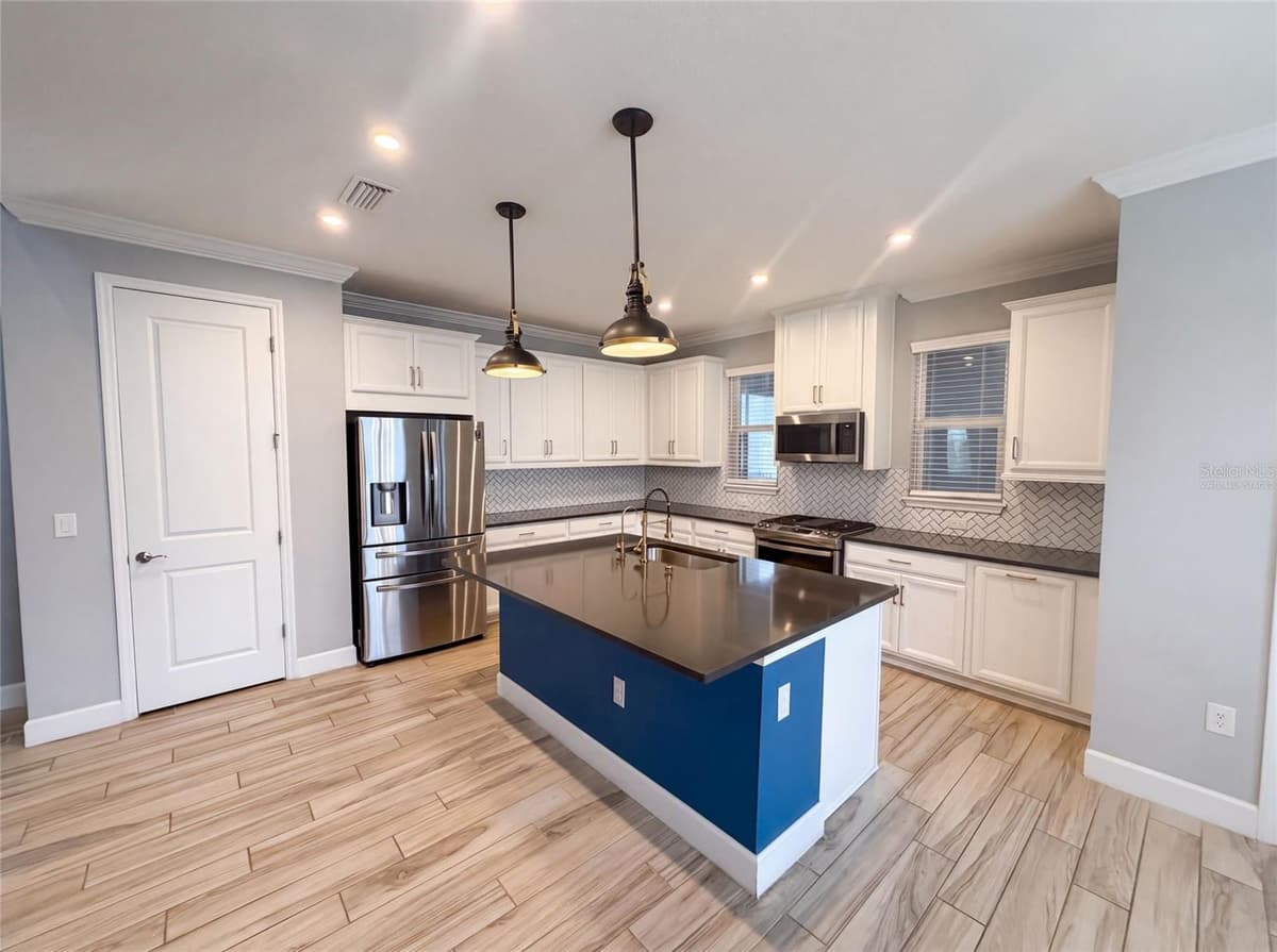 13720 STEVENSON LANE — photo 2 of 43