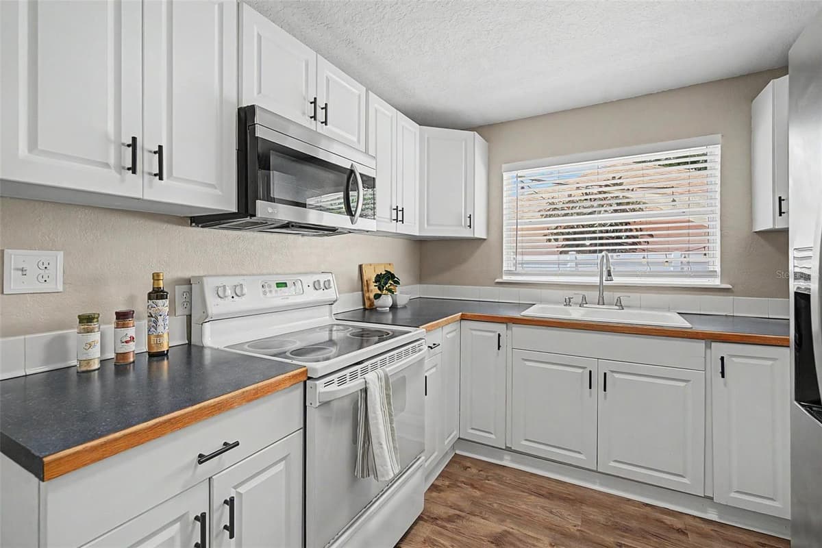 3913 LYNN AVENUE — photo 10 of 36
