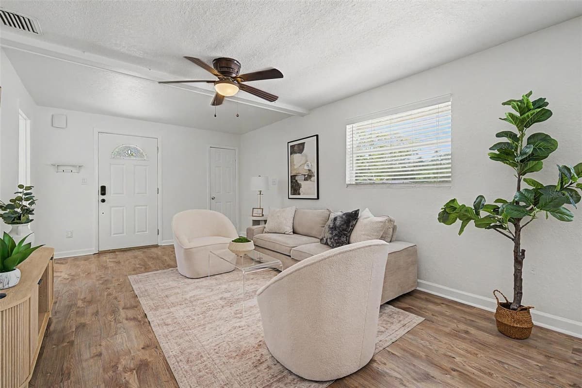 3913 LYNN AVENUE — photo 3 of 36
