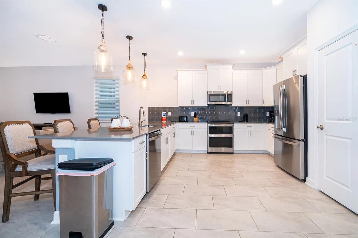 9056 SOMMERSET HILLS DRIVE — photo 4 of 43