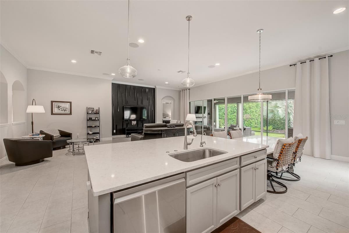6916 NEOPOLITAN COURT — photo 14 of 53