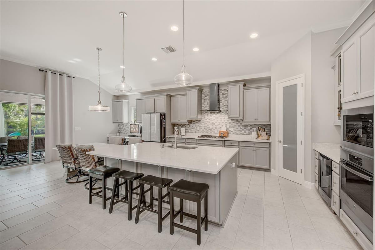 6916 NEOPOLITAN COURT — photo 9 of 53