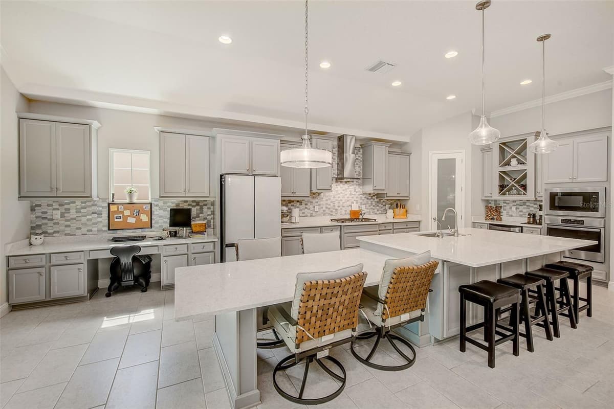 6916 NEOPOLITAN COURT — photo 10 of 53