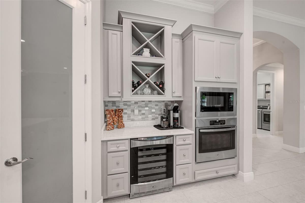 6916 NEOPOLITAN COURT — photo 16 of 53